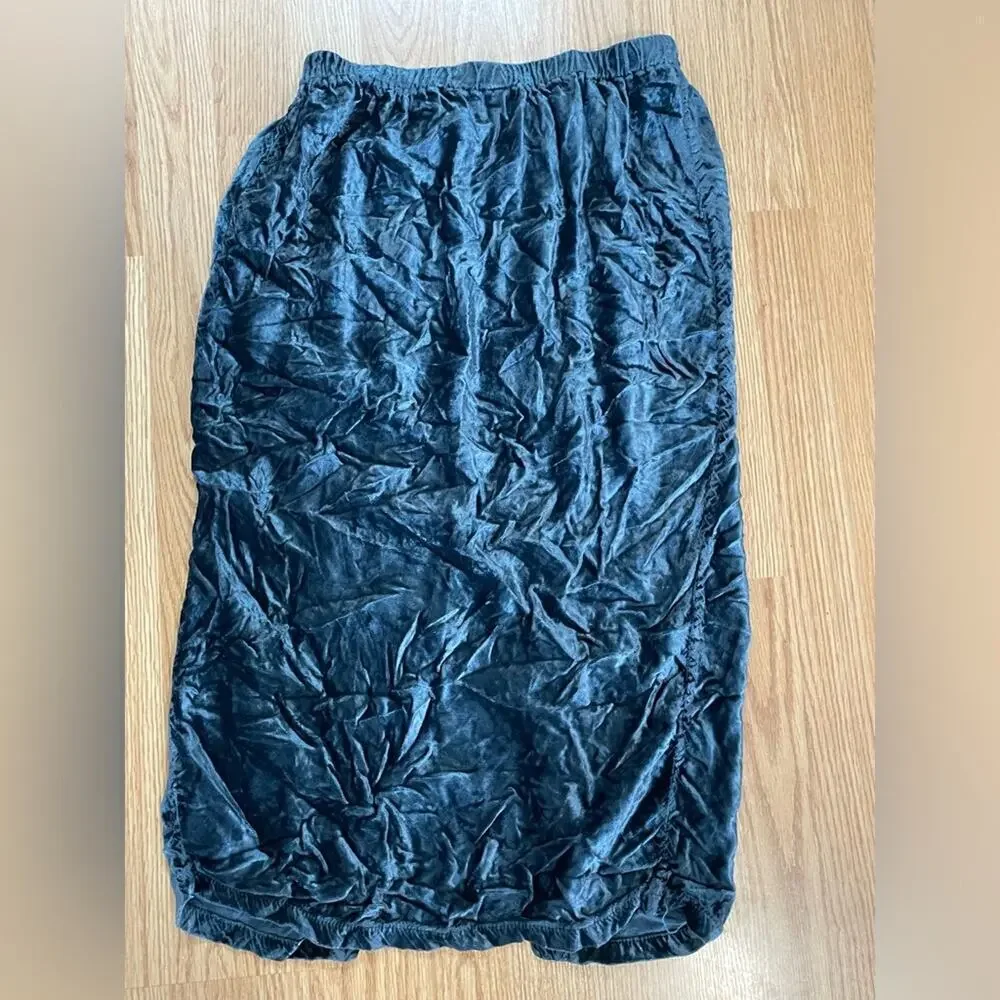 Mike & Tod Rayon skirt, beautiful blue. Fits like a medium.